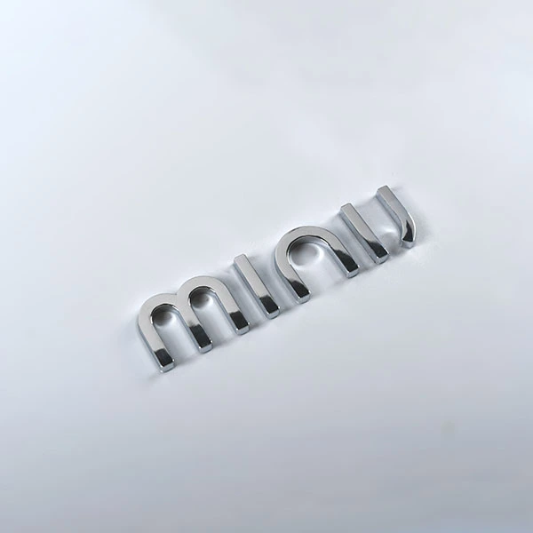 車のロゴバッジ